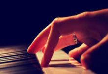 王钰栋独造2球被踩伤，拜合拉木拳击染红，奥斯卡24分钟连轰2球.